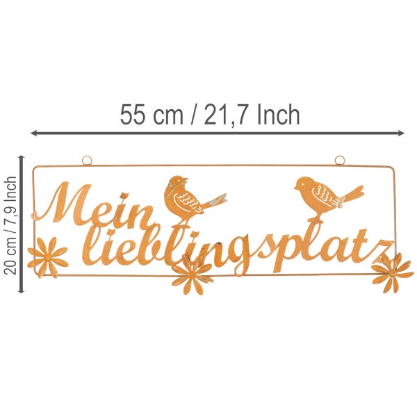 Metall-Wandschild mit dem Schriftzug Mein Lieblingsplatz, verziert mit zwei Vögeln und drei Blumen. Breite 55 Zentimeter, Höhe 20 Zentimeter.
