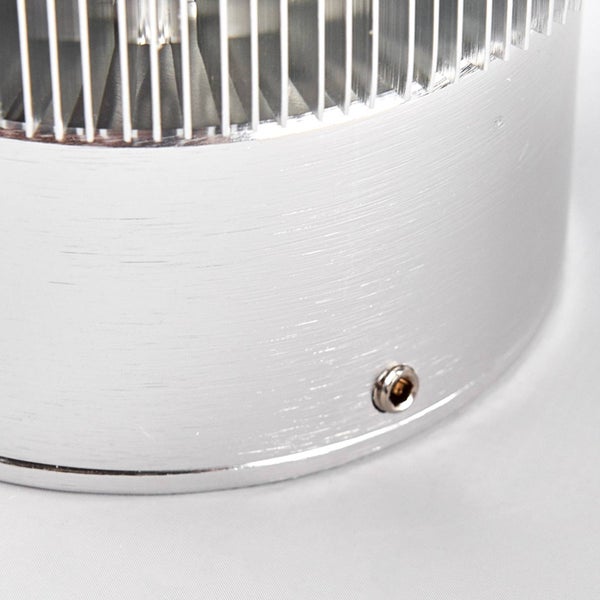 Nahaufnahme eines zylindrischen Aluminiumgehäuses mit Kühlrippen und einer Schraube.