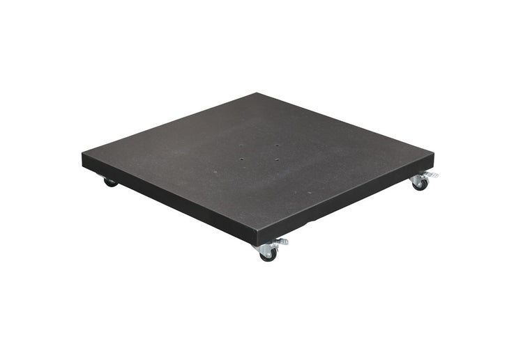 Quadratischer Sonnenschirmständer aus schwarzem Granit mit vier Rollen.