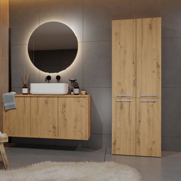 Badezimmer mit Waschtisch, Spiegel mit Beleuchtung und Hochschrank