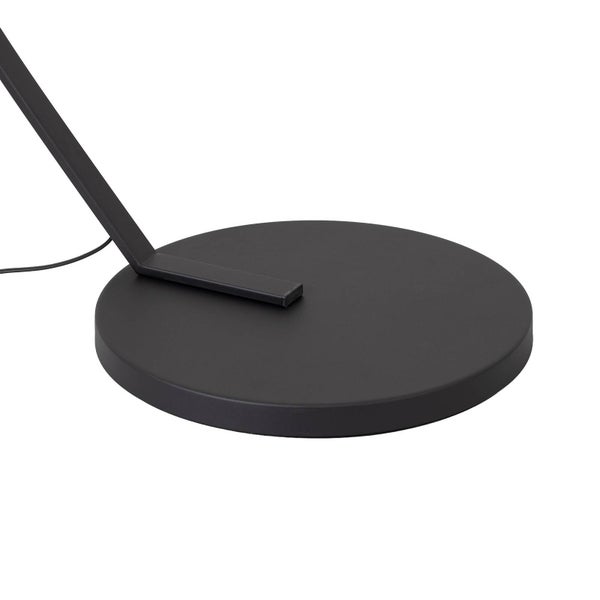 Detailaufnahme des runden Sockels einer Stehlampe