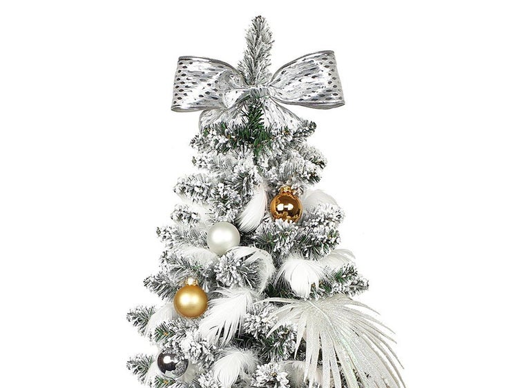 Künstlicher, verschneiter Weihnachtsbaum mit Weihnachtskugeln, Federn und einer großen Schleife als Spitze.