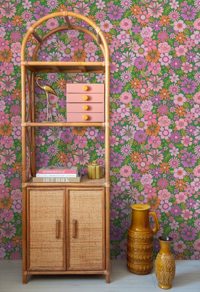 Dekoratives Zimmer mit Blumentapete, Regal und Vasen