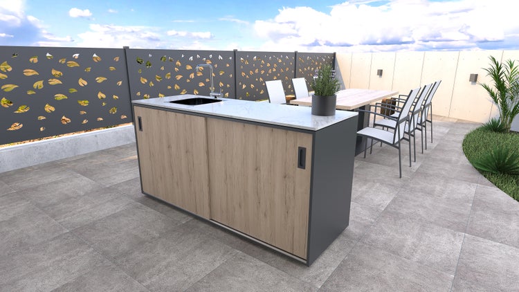 Außenbereich mit Spüle, Esstisch und Stühlen auf einer Terrasse