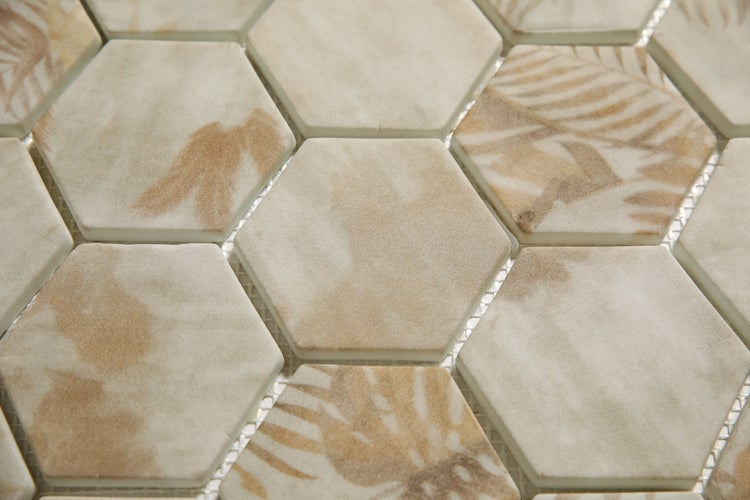 Weiße Mosaikfliesen auf einem Trägernetz