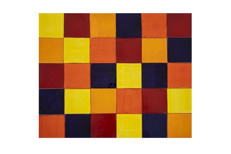 Quadratische Keramikfliesen in Anordnung