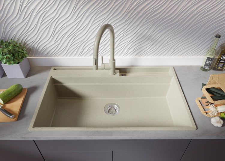 Spüle mit Wasserhahn in einer Küchenumgebung.