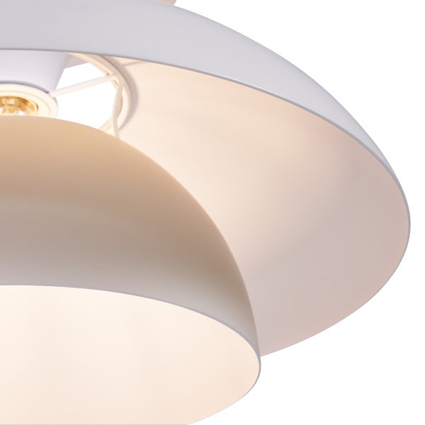 Detailaufnahme einer weißen Deckenleuchte mit geschwungenem Design