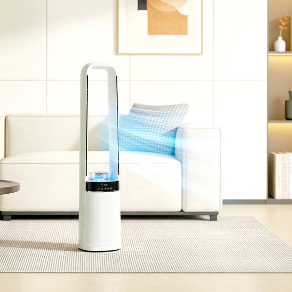 Moderner blattloser Turmventilator mit digitaler Anzeige in einem hellen, organisierten Wohnzimmer mit weißem Sofa und gestreiftem Teppich.