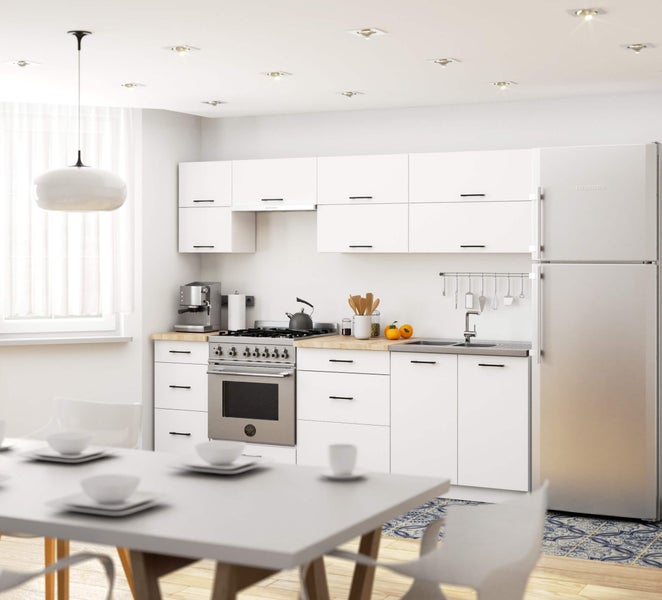 Helle Küche mit weißen Schränken, Edelstahlgeräten und Esstisch