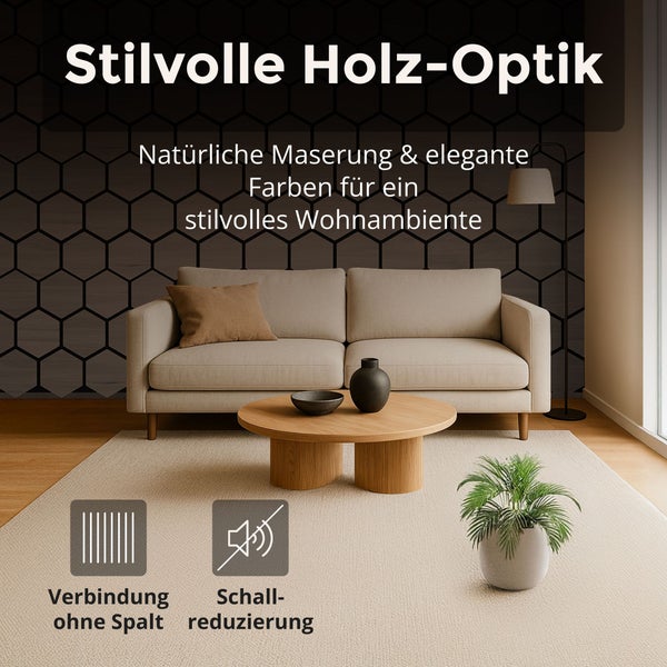 Wohnzimmer mit beigem Sofa, Holztisch und Wandpaneelen in Hexagon-Optik mit Holzmaserung. Symbole für spaltfreie Verbindung und Schallreduzierung.