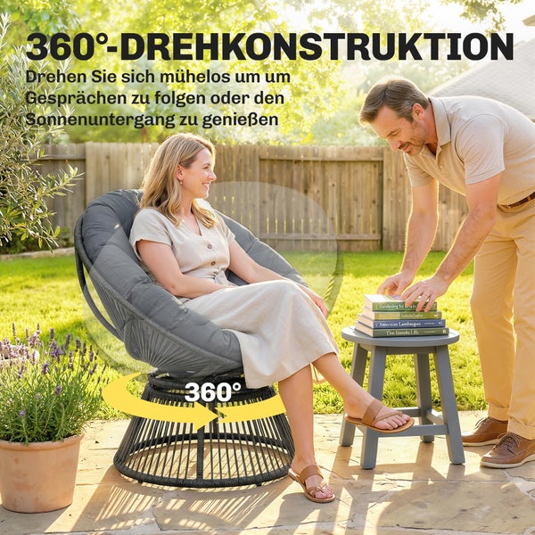 Eine lächelnde Frau liest ein Buch in einem runden Garten-Loungesessel auf einer sonnigen Terrasse mit Beistelltisch und Pflanzen.
