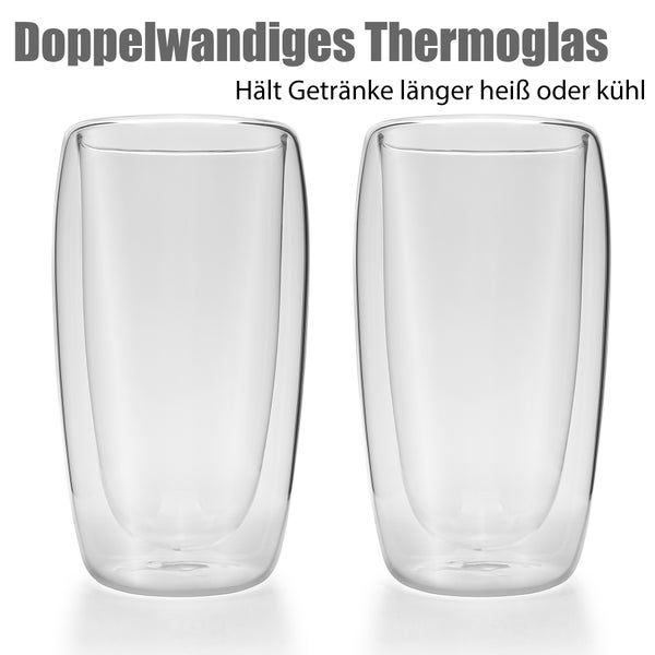 Zwei doppelwandige Kaffeegläser mit glatten runden Kanten, eines leer und eines gefüllt mit Latte Macchiato, mit Kaffeebohnen an der Basis.