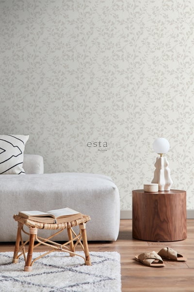 Wohnzimmer mit Tapete mit Blattmuster, Sofa und Holztisch