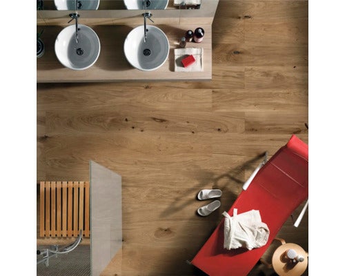 Ansicht von oben auf ein Badezimmer mit Holzboden, Waschbecken, Dusche und Liege