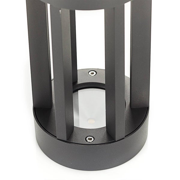 Nahaufnahme der Basis einer modernen Außenleuchte aus anthrazitfarbenem Metall mit Glaseinsatz für das Leuchtmittel.