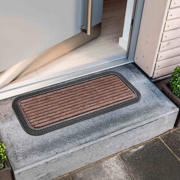 Fußabstreifer vor einer geöffneten Haustür auf einer Treppe