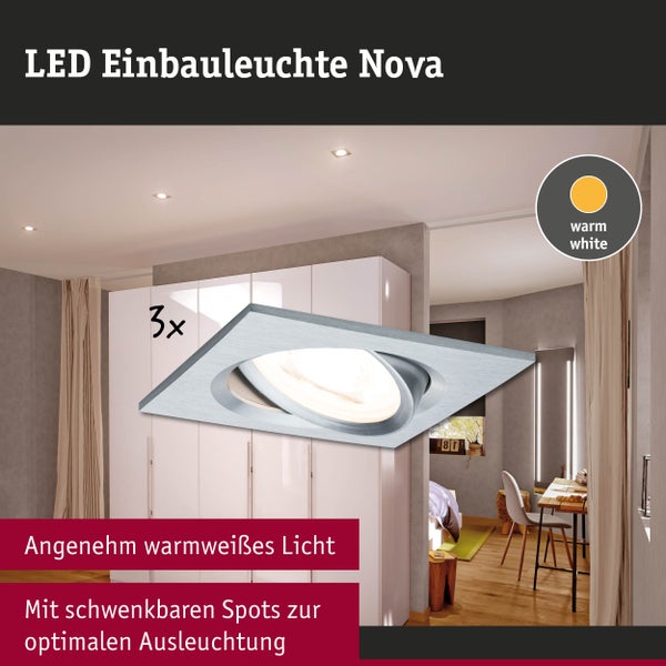 Dreier Set quadratische LED Einbauleuchten Nova aus gebürstetem Metall, schwenkbar, warmweißes Licht, Deckeneinbau in einem hellen Schlafzimmer.