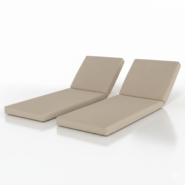 Zwei beige Polsterauflagen für Sonnenliegen mit strukturierter Oberfläche.