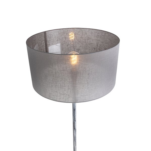 Grauer Lampenschirm aus strukturiertem Stoff in Zylinderform mit sichtbarem Leuchtmittel auf einem silbernen Metallstab.