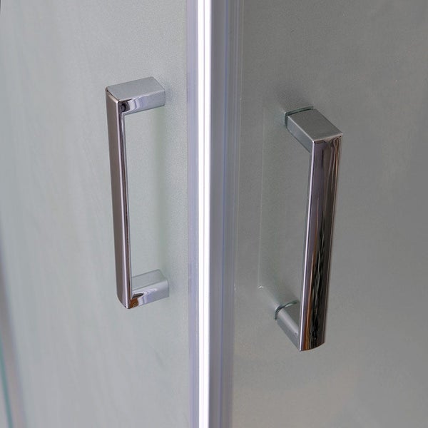 Detailansicht von zwei Griffen an einer Duschkabine.
