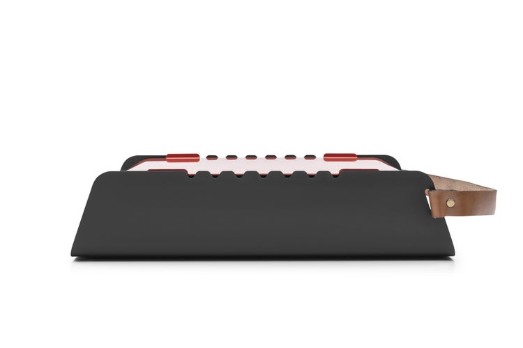 The Favilla FUMO mobiler Holzkohlegrill (48x25x11 cm) in Rot – 2-in-1 Grill mit Edelstahlrost & Spießhalterung – Inkl. Tragetasche für Camping & Balkon
