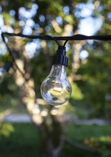 Glühbirne an einer Lichterkette für den Außenbereich