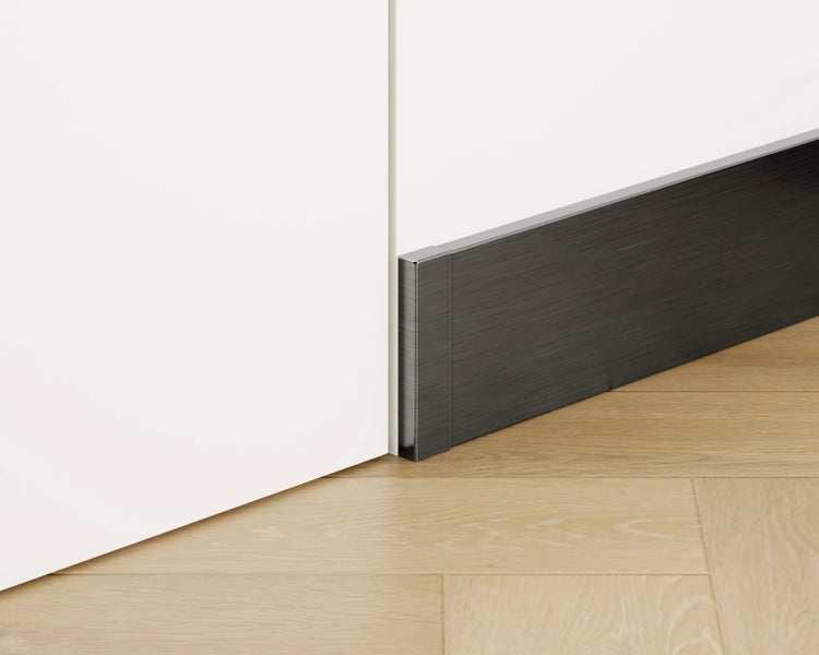 Sockelleiste aus Metall an einer Wand