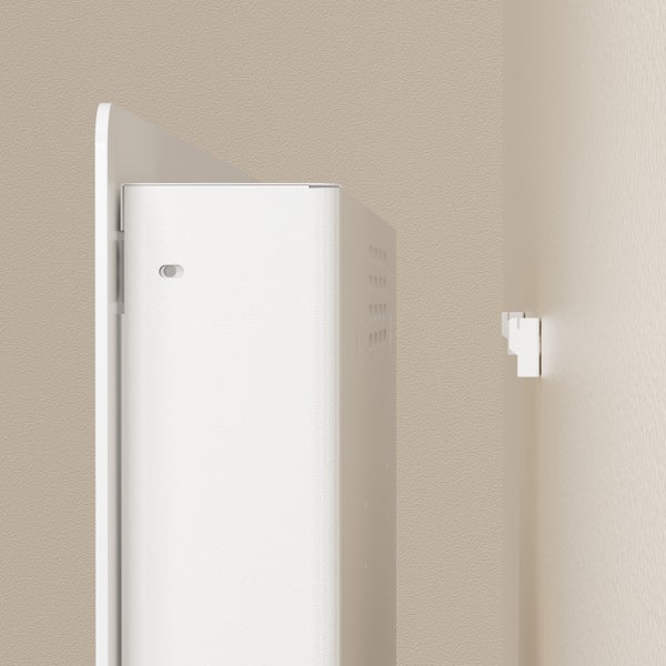 Detailansicht eines weißen Heizkörpers mit Wandhalterung