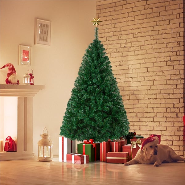 Geschmückter Weihnachtsbaum mit Geschenken und Hund