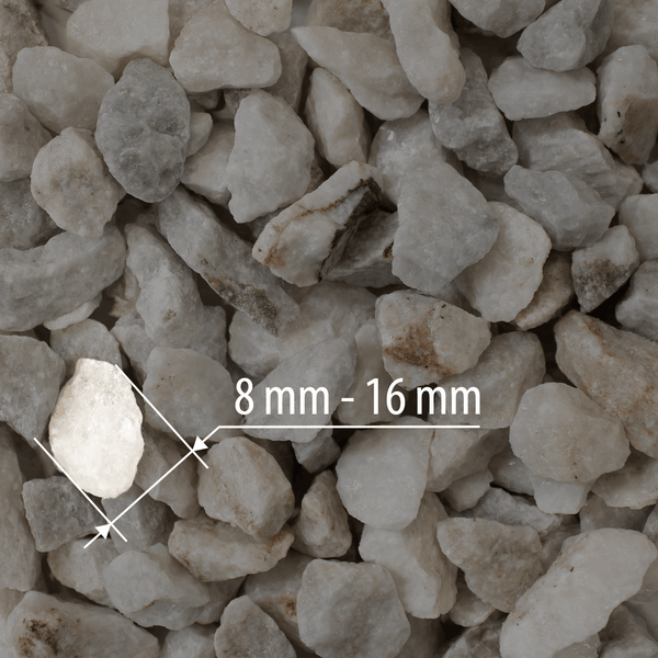 Zierkies mit einer Körnung von 8 Millimeter bis 16 Millimeter. Nahaufnahme der eckigen Natursteine.