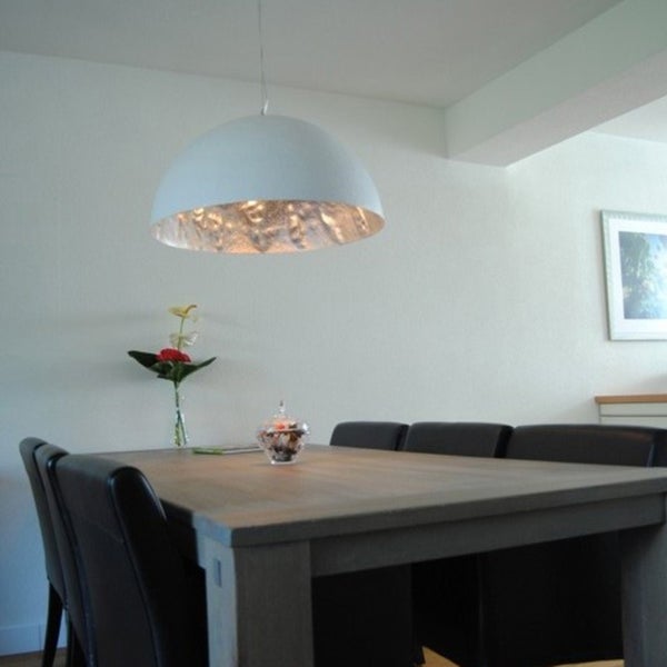 Innenaufnahme eines Esszimmers mit Esstisch, Stühlen und einer Hängelampe