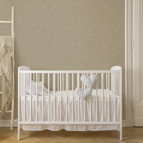 Kinderzimmer mit Gitterbett, Leiter und Tapete mit Sternenmotiven