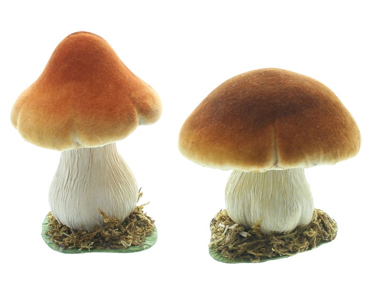 Zwei dekorative Pilzfiguren aus Kunststoff mit Moosuntergrund als Herbstdekoration.
