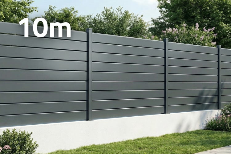 Moderner Sichtschutzzaun aus Aluminium in Anthrazit mit einer Gesamtlänge von 10 Meter in einem hellen Garten.