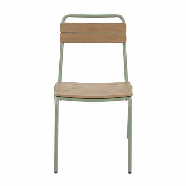 Gartenstuhl mit salbeigrünem Metallgestell sowie Sitzfläche und Rückenlehne aus Holzlatten.