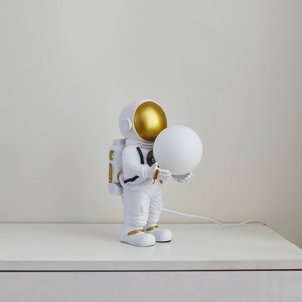Astronautenlampe mit kugelförmigem Lampenschirm auf einem Tisch