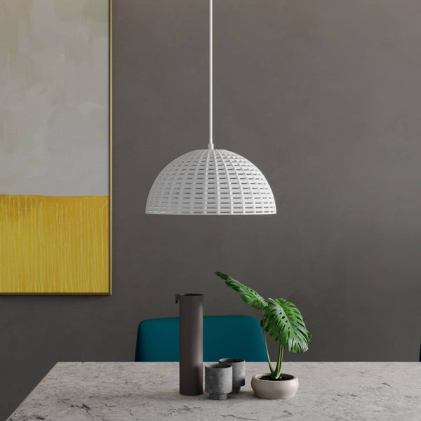 Weiße Pendelleuchte mit Gittermuster über einem marmorierten Esstisch in einem modern eingerichteten Raum mit grauer Wand und abstrakter Kunst.