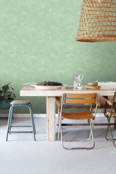 Heller Raum mit Esstisch, Stühlen und einer geflochtenen Lampe für eine freundliche Atmosphäre