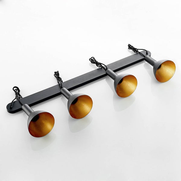 4-flammiger Deckenstrahler mit schwarzer Metallschiene und vier verstellbaren Spotlights mit goldfarbener Innenseite.