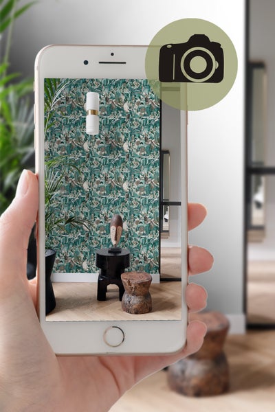 Smartphone zeigt eine Tapete mit Tischszene im Raum