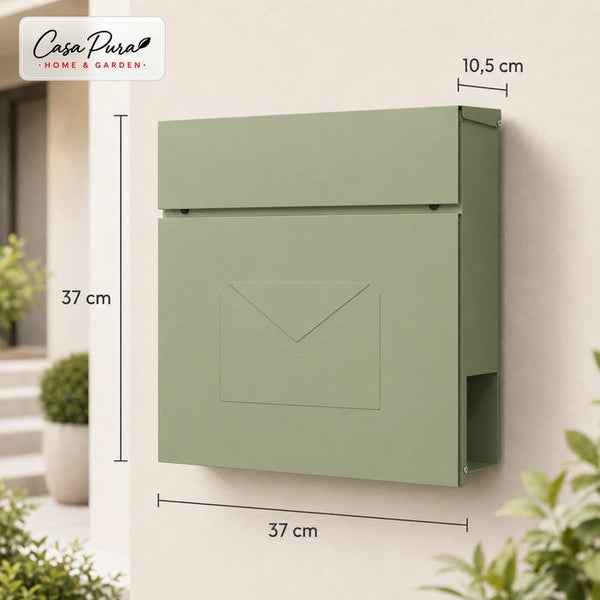 Wandbriefkasten von Casa Pura aus Metall mit Briefumschlagmotiv, 37 mal 37 mal 10,5 Zentimeter, montiert an einer Hauswand.