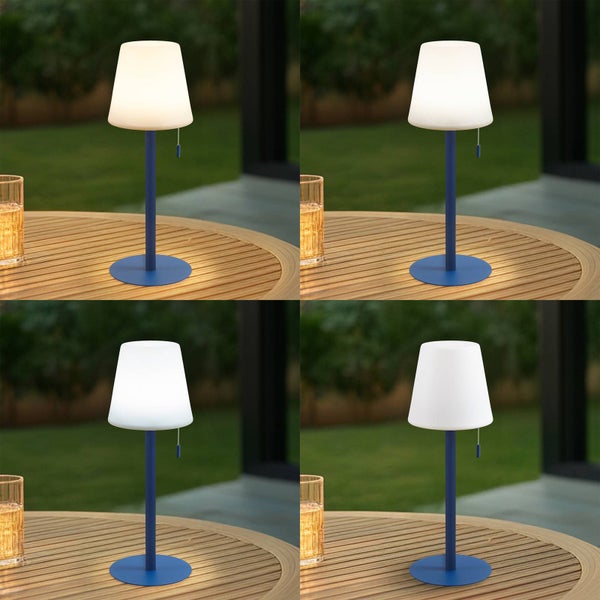 Blaue LED-Außen-Tischleuchte auf einem Holztisch, dargestellt in vier Helligkeitsstufen und Lichttönen von Warmweiß bis Kaltweiß.