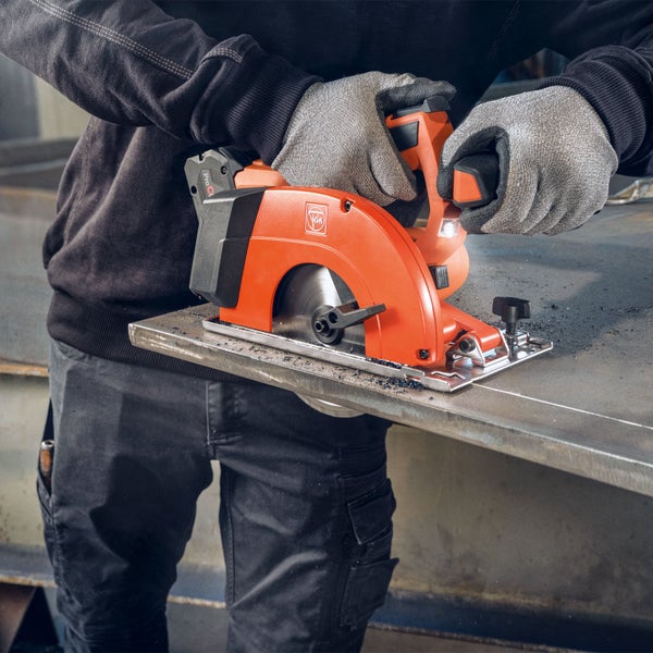 Eine Person verwendet eine Handkreissäge zum Schneiden von Metall.