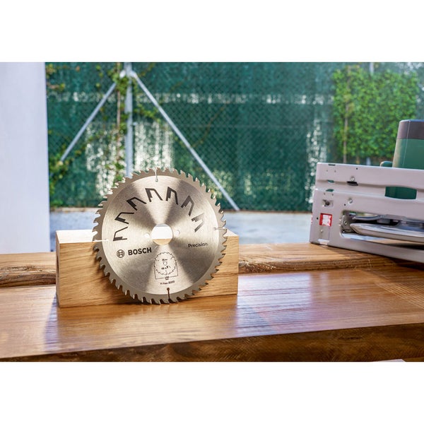 Bosch Logo Kreissägeblatt auf Holzblock