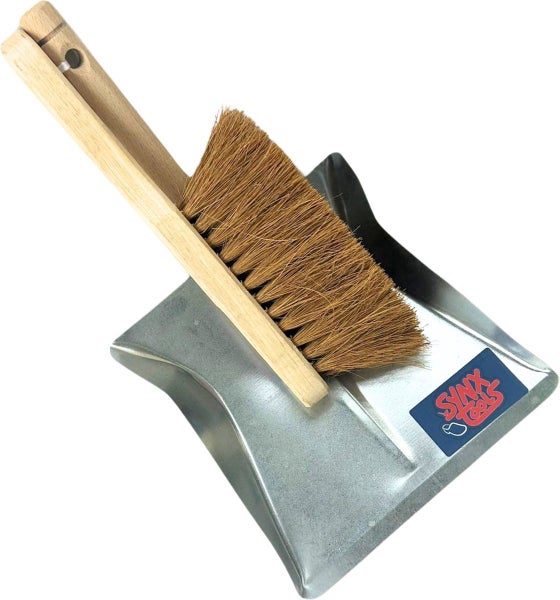 Handfeger mit Holzgriff und Naturborsten sowie Kehrschaufel aus Metall. Synx Tools Logo.