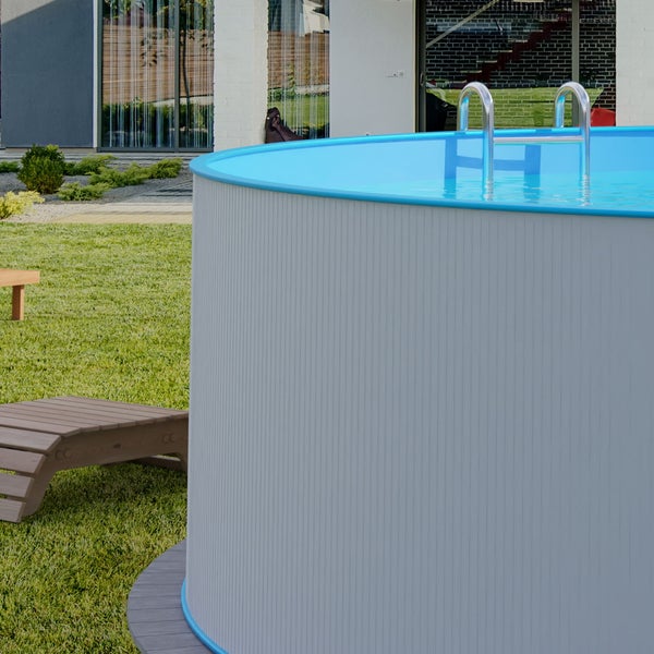 Runder Aufstellpool mit grauer Außenwand, blauer Innenfolie und Edelstahlleiter in einem hellen, gepflegten Garten mit Holzliege.