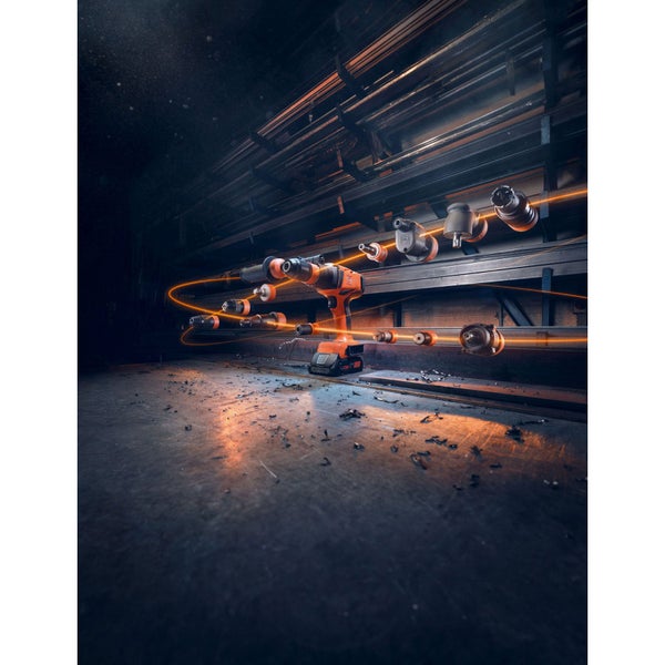 Akkuschrauber mit magnetischen Bits auf einem Tisch in einer Werkstatt