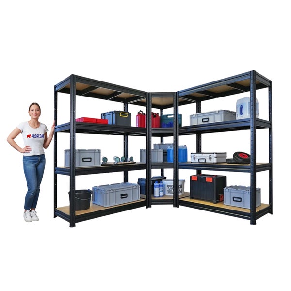 Schwarzes Eckregal aus Metall mit Holzböden, Proregal Logo, neben einer Person zum Größenvergleich in einer organisierten Szene.