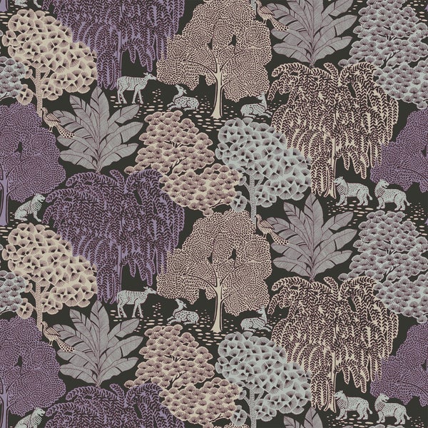 Tapete mit stilisiertem Waldmuster und Tieren wie Hirschen und Löwen im skandinavischen Design